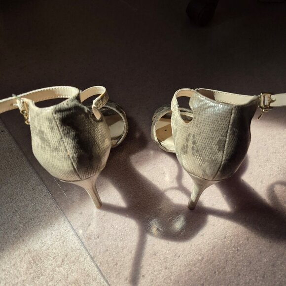 Gorgeous Guess Gold Heels - Picture 3 of 3